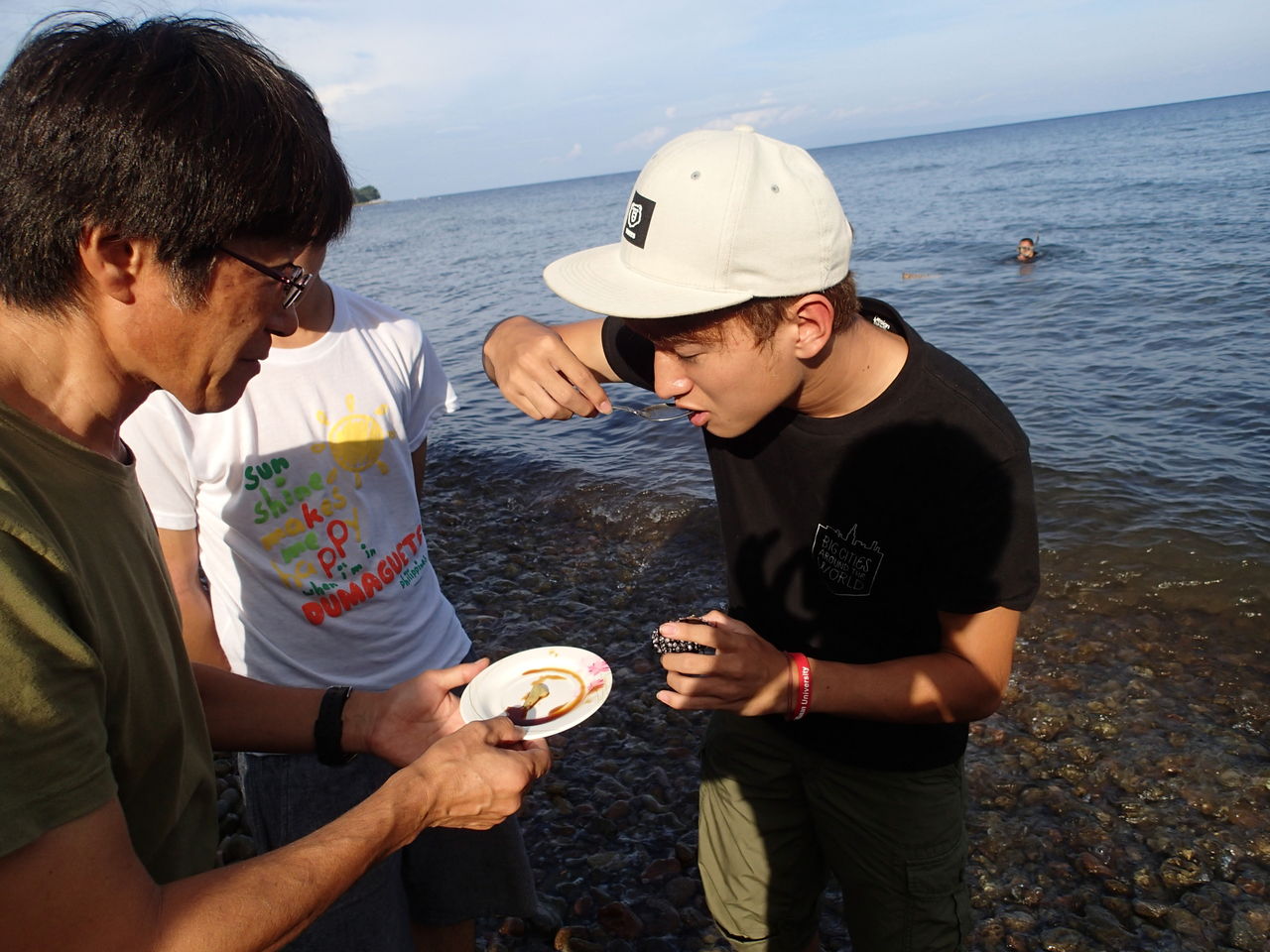 海の幸も豊かなドゥマゲッティ　ウニの奇抜な食べ方動画