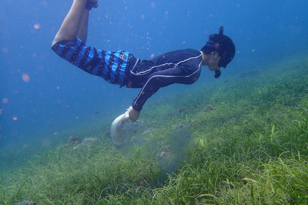 日本の高校生フィリピンで海底クリーニング